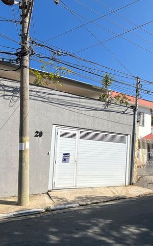 Casa para alugar com 115m², 2 quartos e 1 vagaFachada + plaquinha