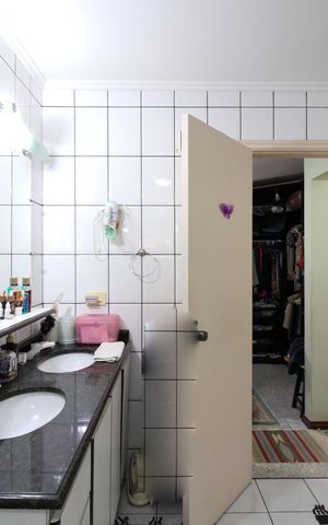 Casa à venda com 346m², 4 quartos e 3 vagasBanheiro Suíte 1
