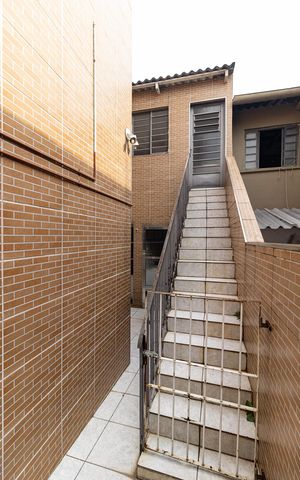 Casa à venda com 140m², 2 quartos e 2 vagasEscada