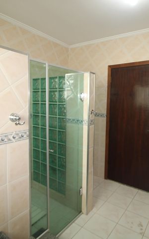 Casa à venda com 380m², 3 quartos e 7 vagasBanheiro da Suíte 2