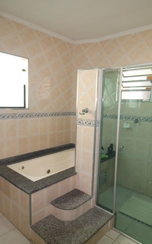Casa à venda com 380m², 3 quartos e 7 vagasBanheiro da Suíte 2
