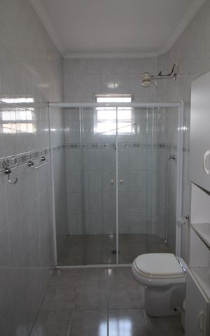 Casa à venda com 380m², 3 quartos e 7 vagasBanheiro da Suíte 1