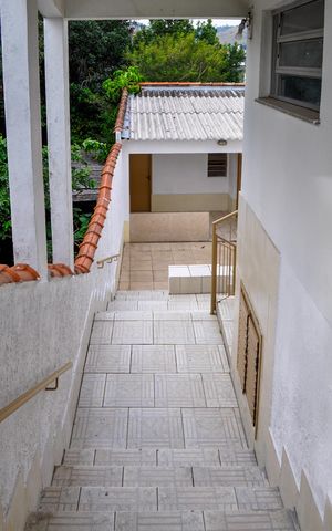 Casa à venda com 249m², 4 quartos e 3 vagas Casa à venda com 249m², 4 quartos e 3 vagasEscada