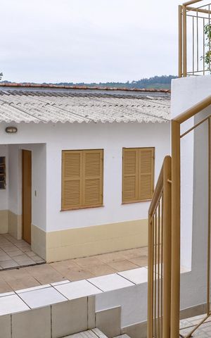 Casa à venda com 249m², 4 quartos e 3 vagas Casa à venda com 249m², 4 quartos e 3 vagasEscada
