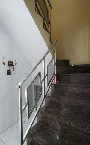 Casa de condomínio à venda com 160m², 3 quartos e 3 vagasEscada