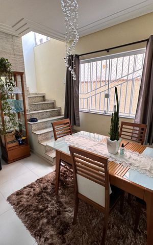 Casa à venda com 150m², 3 quartos e 4 vagas Casa à venda com 150m², 3 quartos e 4 vagasSala