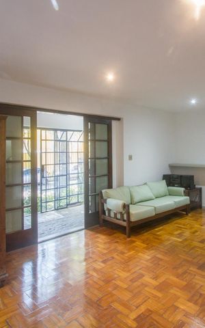 Casa à venda com 350m², 3 quartos e 3 vagas Casa à venda com 350m², 3 quartos e 3 vagasSala