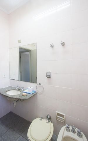 Casa à venda com 350m², 3 quartos e 3 vagas Casa à venda com 350m², 3 quartos e 3 vagasBanheiro 1