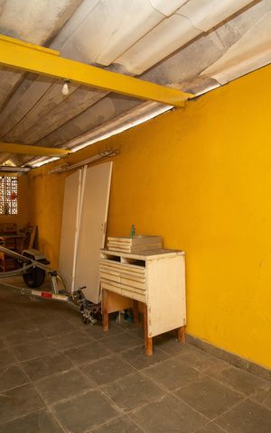 Casa à venda com 250m², 4 quartos e 6 vagas Casa à venda com 250m², 4 quartos e 6 vagasGaragem