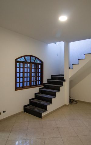 Casa para alugar com 150m², 4 quartos e 2 vagas Casa para alugar com 150m², 4 quartos e 2 vagasSala