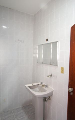 Casa para alugar com 150m², 4 quartos e 2 vagas Casa para alugar com 150m², 4 quartos e 2 vagasBanheiro 2