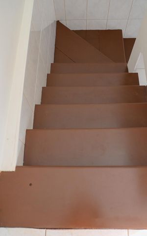 Casa para alugar com 220m², 4 quartos e 4 vagas Casa para alugar com 220m², 4 quartos e 4 vagasEscada para Edícula