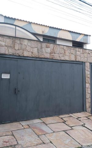 Casa para alugar com 380m², 4 quartos e 4 vagasFachada