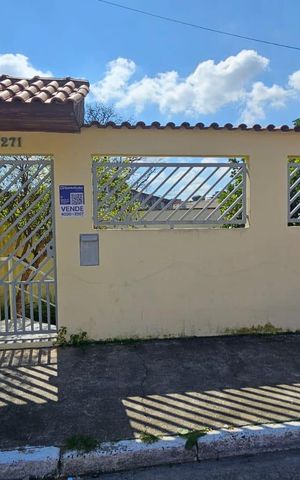 Casa à venda com 100m², 2 quartos e 2 vagas Casa à venda com 100m², 2 quartos e 2 vagasFachada