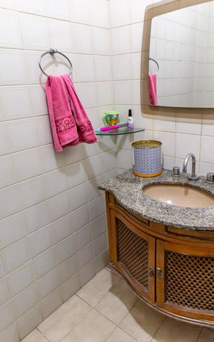 Casa à venda com 500m², 3 quartos e 1 vaga Casa à venda com 500m², 3 quartos e 1 vagaLavabo
