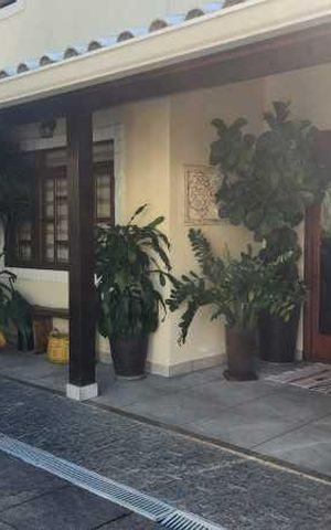 Casa de condomínio à venda com 186m², 4 quartos e sem vaga
