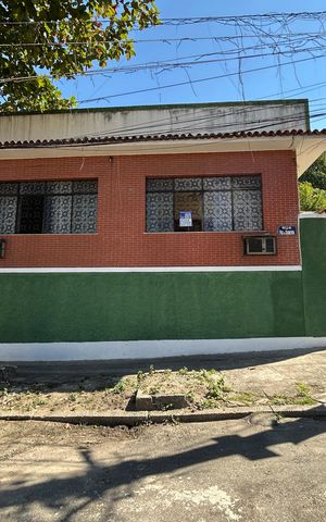 Casa à venda com 350m², 4 quartos e 4 vagasFachada