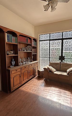 Casa à venda com 350m², 4 quartos e 4 vagasSala