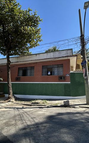 Casa à venda com 350m², 4 quartos e 4 vagasFachada