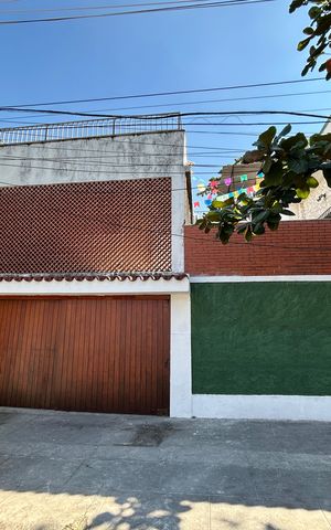 Casa à venda com 350m², 4 quartos e 4 vagasFachada