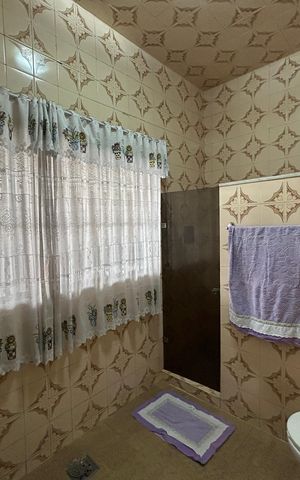 Casa à venda com 350m², 4 quartos e 4 vagasBanheiro 1