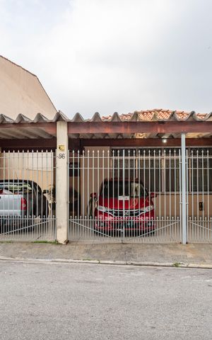 Casa à venda com 300m², 3 quartos e sem vaga Casa à venda com 300m², 3 quartos e sem vagaFachada