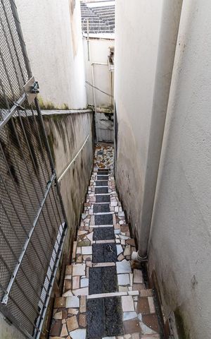 Casa à venda com 105m², 2 quartos e 1 vagaEscada