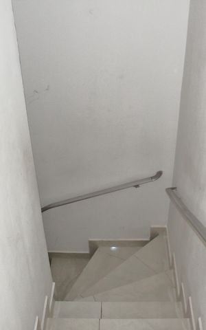Casa à venda com 160m², 2 quartos e 4 vagasEscada