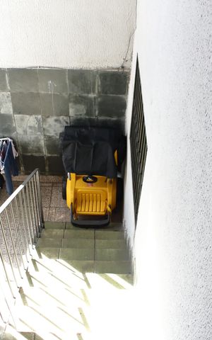 Casa à venda com 160m², 2 quartos e 4 vagasEscada externa