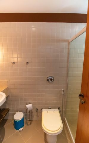 Casa de condomínio à venda com 300m², 5 quartos e 2 vagas Casa de condomínio à venda com 300m², 5 quartos e 2 vagasBanheiro da Suíte 1