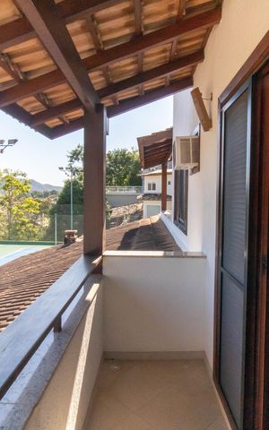 Casa de condomínio à venda com 300m², 5 quartos e 2 vagas Casa de condomínio à venda com 300m², 5 quartos e 2 vagasVaranda da Suíte 2