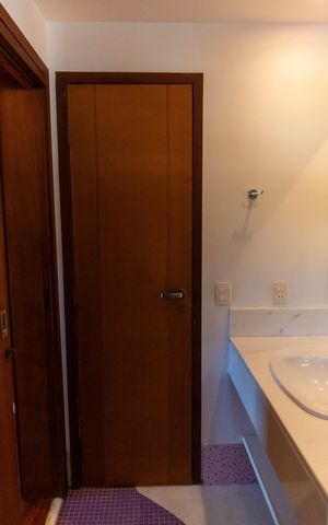 Casa de condomínio à venda com 300m², 5 quartos e 2 vagas Casa de condomínio à venda com 300m², 5 quartos e 2 vagasBanheiro da Suíte 2
