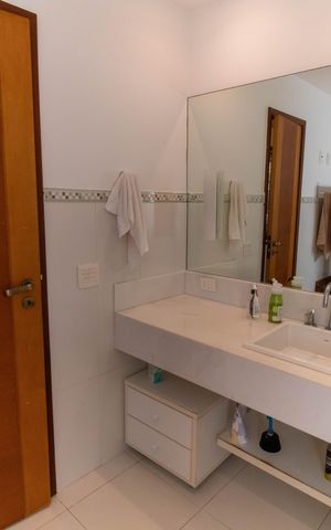 Casa de condomínio à venda com 300m², 5 quartos e 2 vagas Casa de condomínio à venda com 300m², 5 quartos e 2 vagasBanheiro da Suíte 3