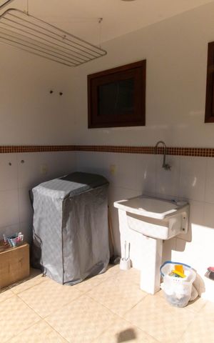 Casa de condomínio à venda com 300m², 5 quartos e 2 vagas Casa de condomínio à venda com 300m², 5 quartos e 2 vagasÁrea de Serviço