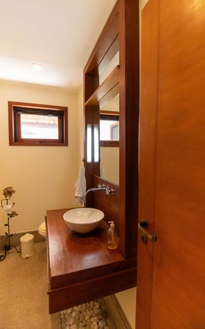 Casa de condomínio à venda com 300m², 5 quartos e 2 vagas Casa de condomínio à venda com 300m², 5 quartos e 2 vagasLavabo
