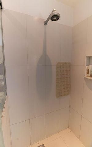 Casa de condomínio à venda com 300m², 5 quartos e 2 vagas Casa de condomínio à venda com 300m², 5 quartos e 2 vagasBanheiro da Suíte 3