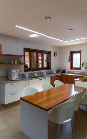 Casa de condomínio à venda com 300m², 5 quartos e 2 vagas Casa de condomínio à venda com 300m², 5 quartos e 2 vagasCozinha