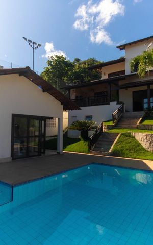 Casa de condomínio à venda com 300m², 5 quartos e 2 vagas Casa de condomínio à venda com 300m², 5 quartos e 2 vagasFachada