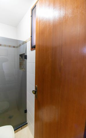 Casa de condomínio à venda com 300m², 5 quartos e 2 vagas Casa de condomínio à venda com 300m², 5 quartos e 2 vagasBanheiro da Suíte Externa