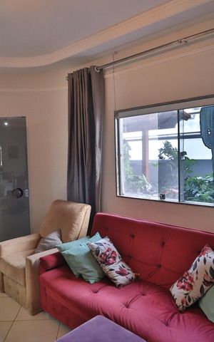 Casa para alugar com 160m², 3 quartos e 2 vagasSala
