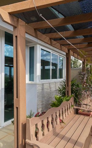 Casa de condomínio à venda com 300m², 4 quartos e 6 vagas Casa de condomínio à venda com 300m², 4 quartos e 6 vagasVaranda com pergolado