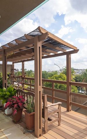 Casa de condomínio à venda com 300m², 4 quartos e 6 vagas Casa de condomínio à venda com 300m², 4 quartos e 6 vagasVaranda com pergolado