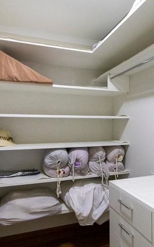 Casa de condomínio à venda com 300m², 4 quartos e 6 vagas Casa de condomínio à venda com 300m², 4 quartos e 6 vagasSuíte - Closet