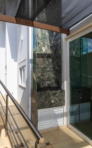 Casa de condomínio à venda com 300m², 4 quartos e 6 vagas Casa de condomínio à venda com 300m², 4 quartos e 6 vagasCorredor lateral com cascata