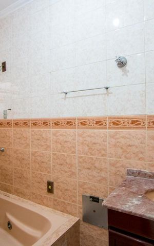 Casa para alugar com 210m², 3 quartos e 3 vagas Casa para alugar com 210m², 3 quartos e 3 vagasBanheiro do quarto 1