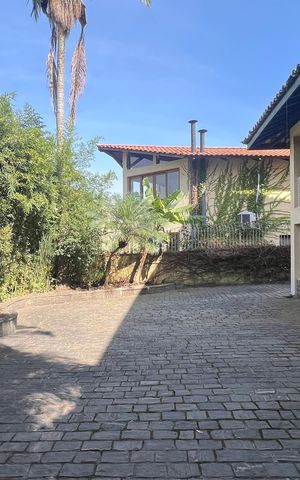 Casa à venda com 500m², 5 quartos e 8 vagas Casa à venda com 500m², 5 quartos e 8 vagasÁrea comum
