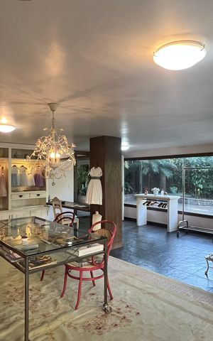 Casa à venda com 500m², 5 quartos e 8 vagas Casa à venda com 500m², 5 quartos e 8 vagasÁrea comum