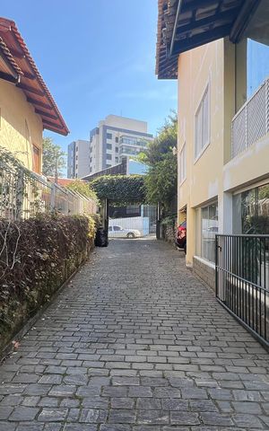 Casa à venda com 500m², 5 quartos e 8 vagas Casa à venda com 500m², 5 quartos e 8 vagasÁrea comum