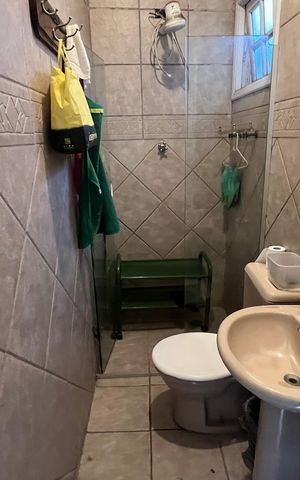 Casa à venda com 500m², 5 quartos e 8 vagas Casa à venda com 500m², 5 quartos e 8 vagasBanheiro de serviço