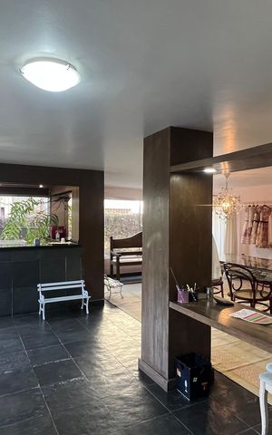 Casa à venda com 500m², 5 quartos e 8 vagas Casa à venda com 500m², 5 quartos e 8 vagasÁrea comum